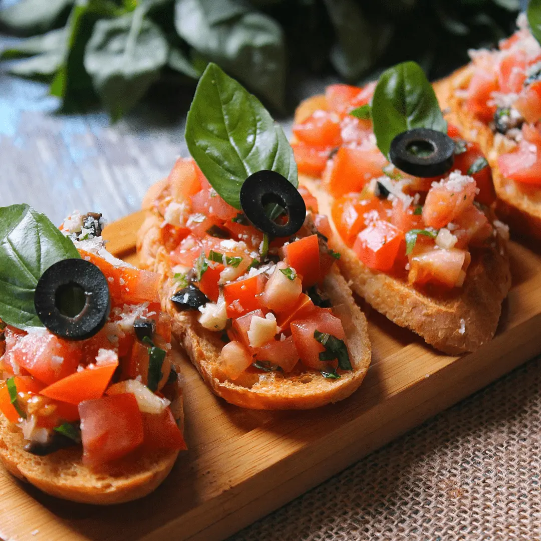 Bruschetas gourmet com tomate e manjericão