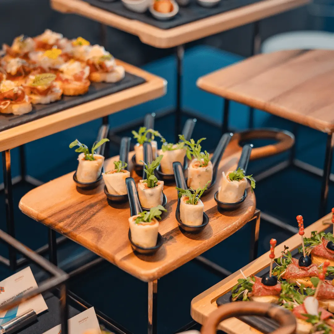Canapés em colheres com apresentação moderna